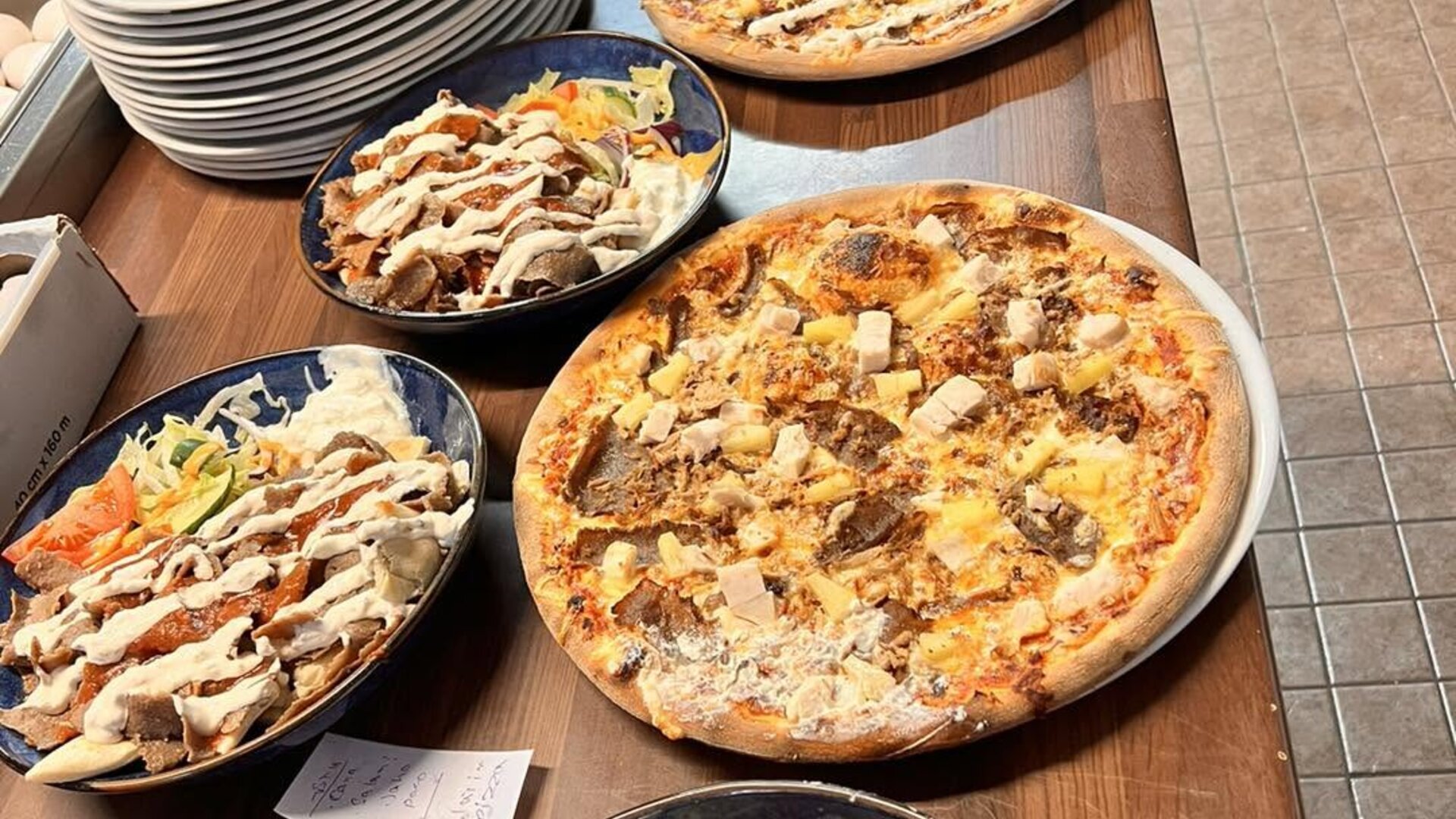 Kittilänpisteen pizzoja ja kebabannoksia pöydällä